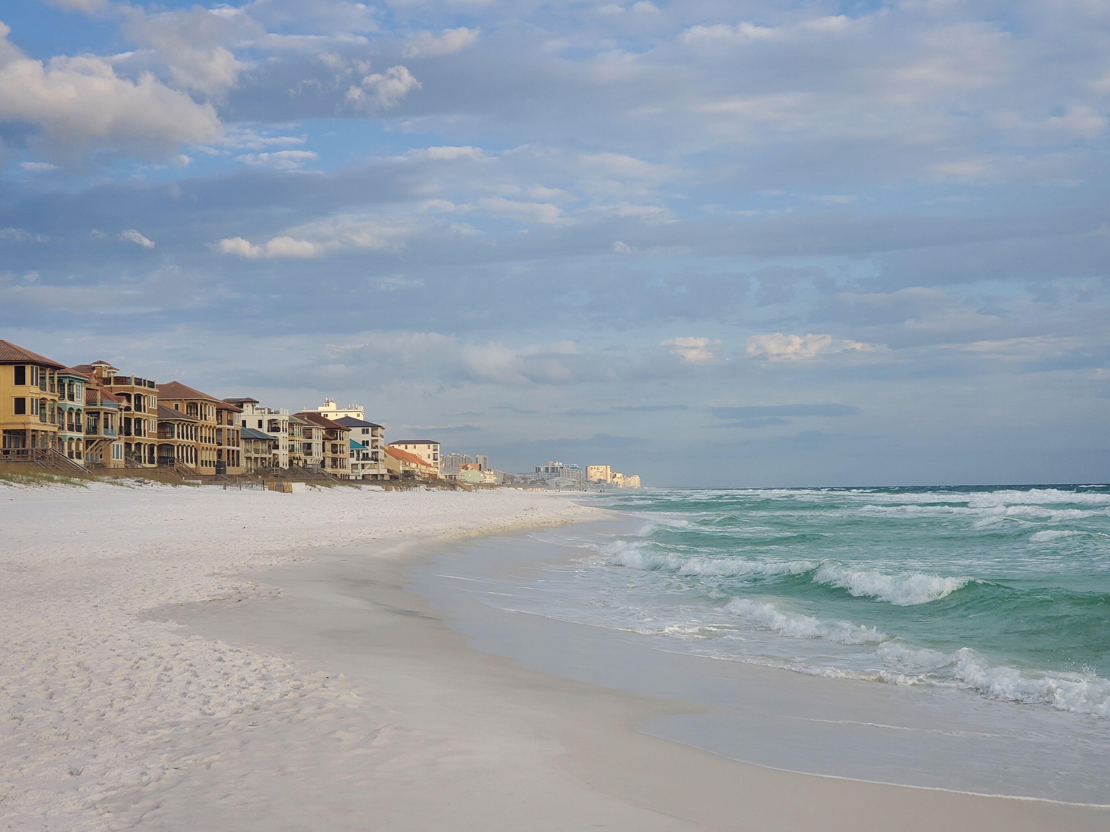 على الشاطئ، كراسي للتشمس، مناشف للشاطئ