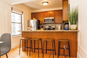 Réfrigérateur, four à micro-ondes, un four, surface de cuisson