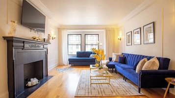 Una Smart TV, una chimenea, libros