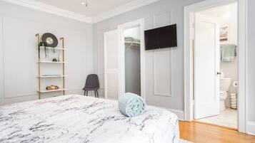 6 bedrooms, desk, iron/ironing board, travel crib