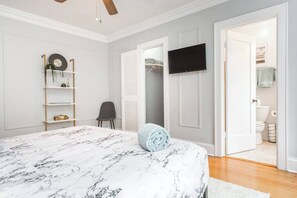 6 chambres, bureau, fer et planche à repasser, lit de bébé portatif