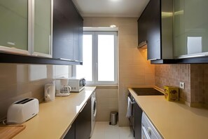 Fridge, microwave, oven, dishwasher - Cosy 1 BDR Apt Belem Sleeps 4 (Lisboa)