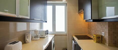Cafetera y tetera, refrigerador, microondas y horno