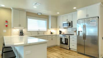 Geladeira, micro-ondas, fogão, cooktop