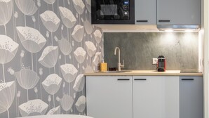 Coffee/tea maker, mini-fridge, stovetop, cookware/dishes/utensils - Comfortable Central Paris Studio Retreat (Paris)