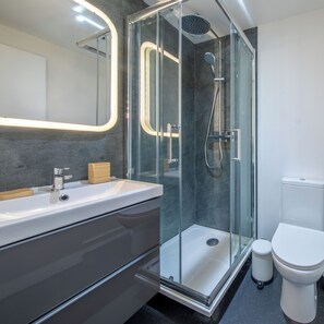 Shower, hair dryer - Comfortable Central Paris Studio Retreat (Paris)