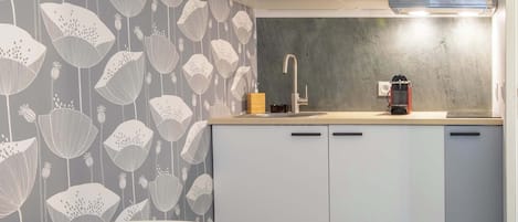 小型冷蔵庫、コンロ、コーヒー / ティーメーカー、調理器具と食器