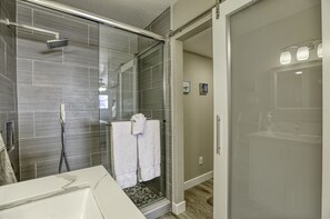 Ensemble douche/baignoire, sèche-cheveux, serviettes fournies
