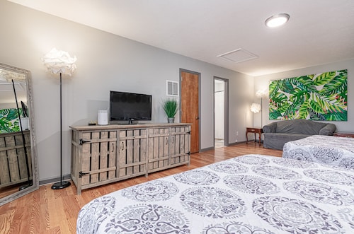 Central and Chic Hampton Condo! 2 br 2 ba W/D +WIFI! Dog Friendly