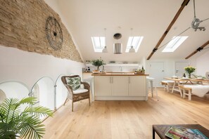 Dining - Luxury Penthouse - Luxury Cottages (Cheltenham)