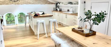 Réfrigérateur, four à micro-ondes, un four, surface de cuisson