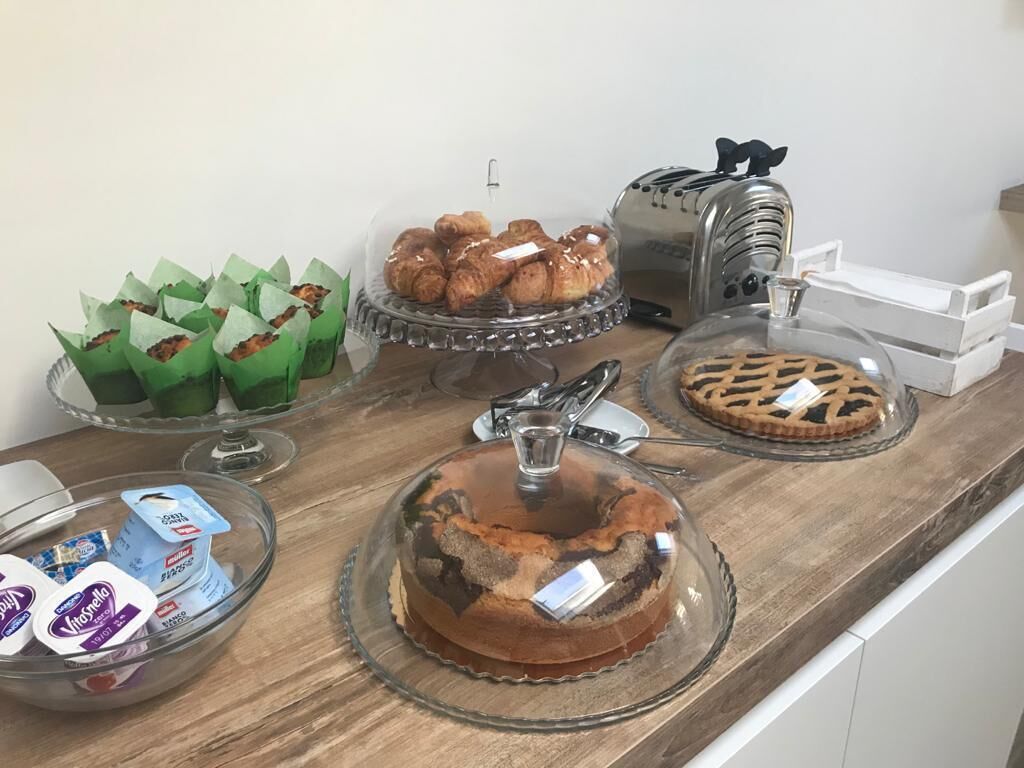 Une table de buffet garnie de diverses pâtisseries, d’un gâteau et d’une tarte.