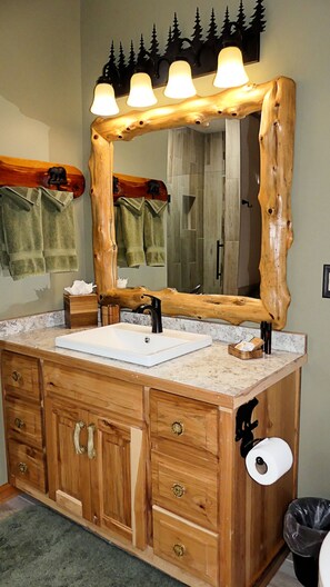 Ducha, bañera de hidromasaje, secador de pelo y toallas