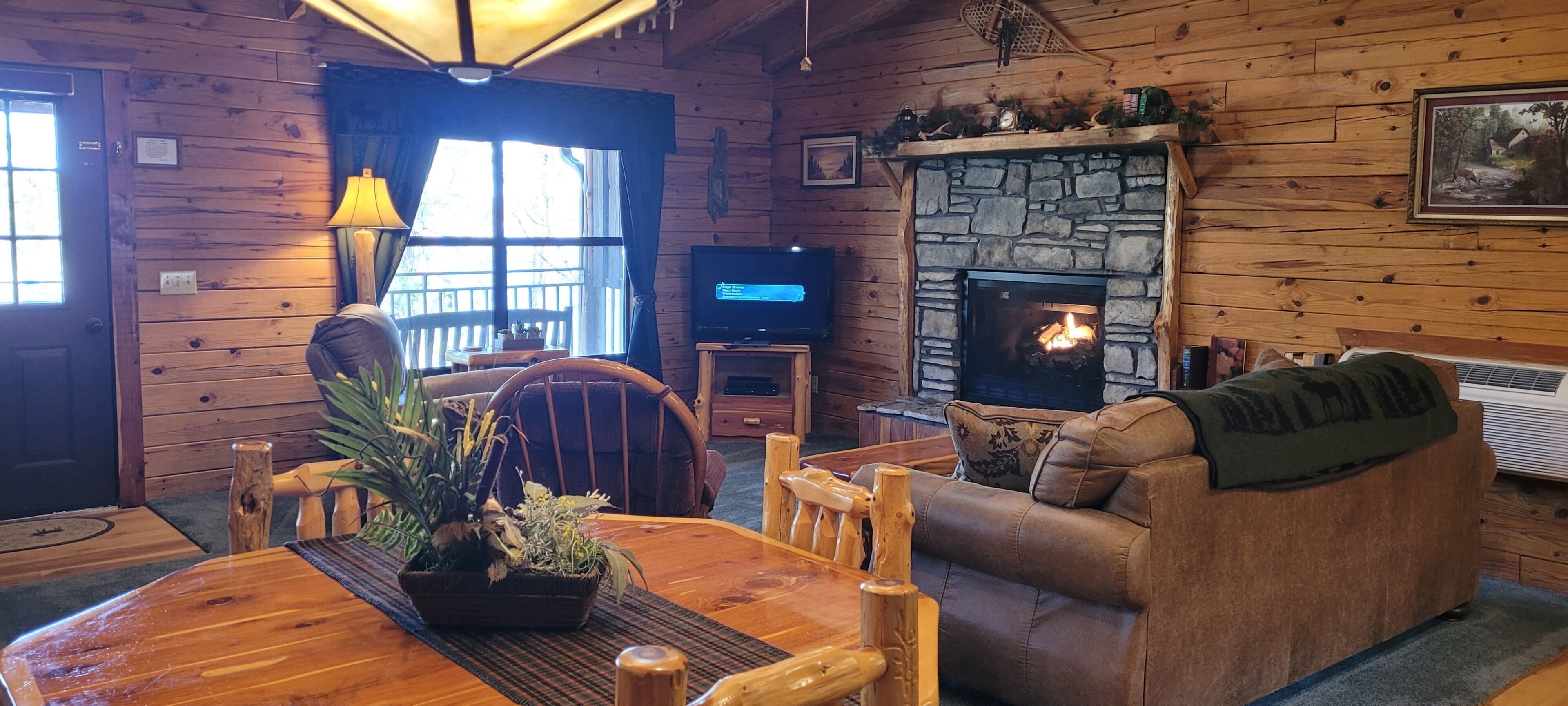 Een smart-tv, een open haard en een dvd-speler