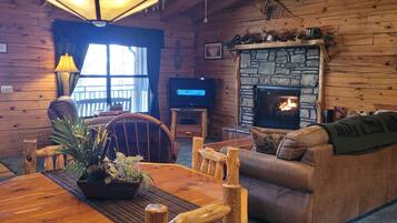 Een smart-tv, een open haard en een dvd-speler