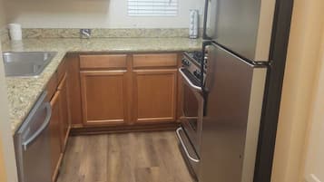 Kühlschrank, Mikrowelle, Ofen, Geschirrspüler