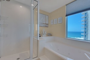 Douche, baignoire à jets, sèche-cheveux, serviettes fournies
