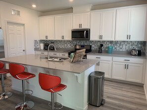 Kylskåp, mikrovågsugn, ugn och spishäll