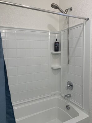 Combined shower/tub, hair dryer, towels, soap - Spacious and luxurious single house in a upscale community 10mins  to UC Davis (Woodland)