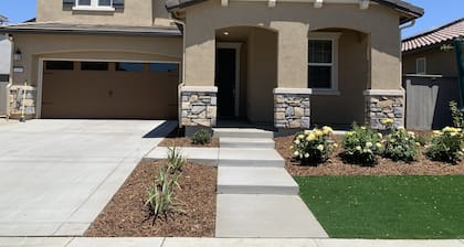 Spacious and luxurious single house in a upscale community 10mins to UC Davis