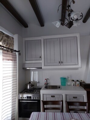 Een oven, een koffiezetapparaat/waterkoker, een broodrooster