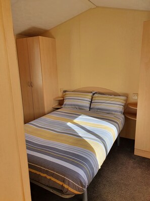 2 bedrooms, iron/ironing board, travel cot, free WiFi - Lovely Caravan (Mablethorpe)