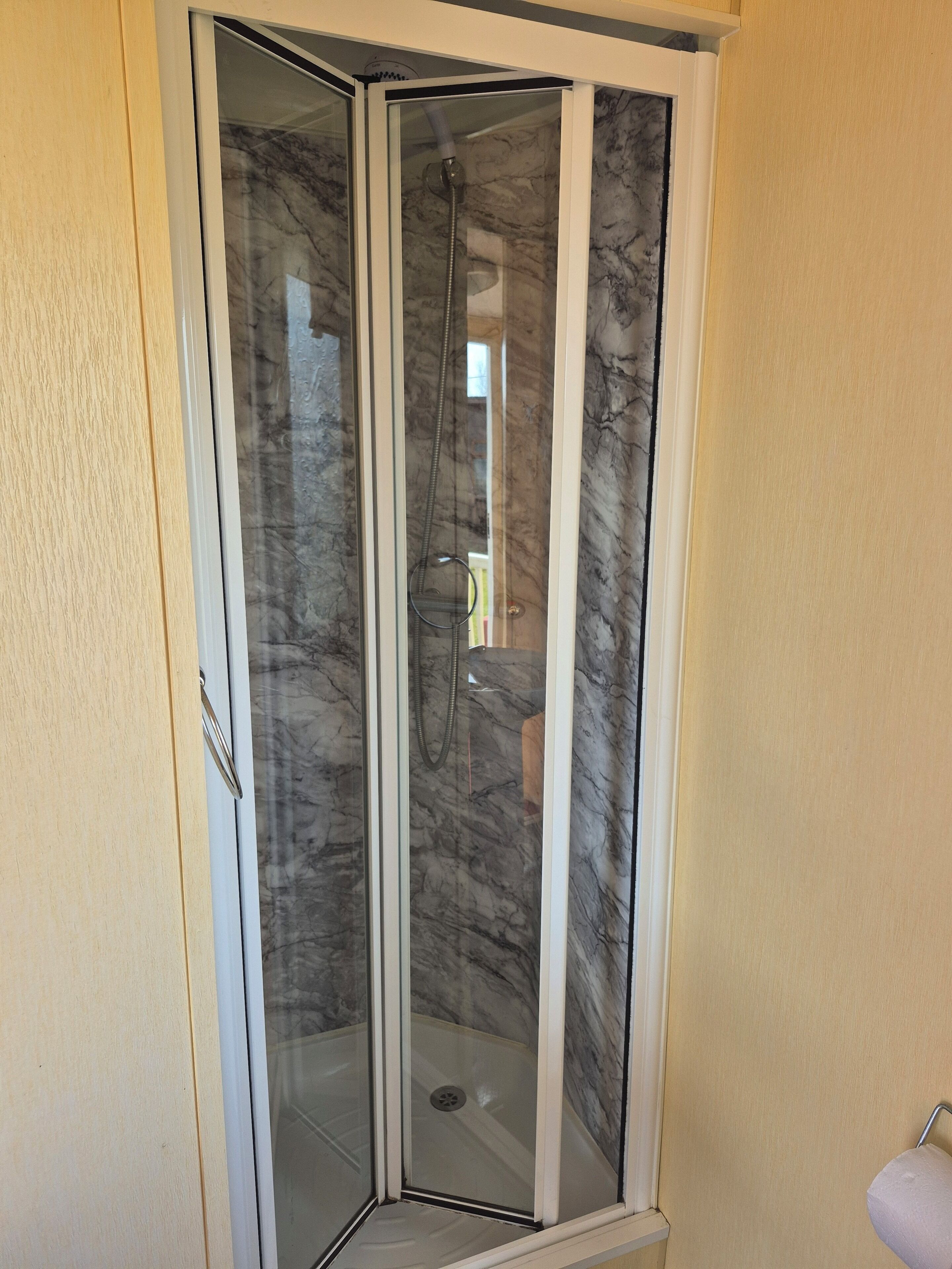 Ducha y papel higiénico