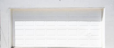 Una puerta de garaje blanca con un diseño sencillo y limpio.