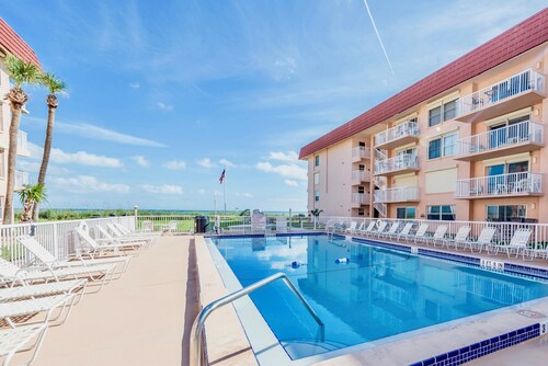 New Spacious Penthouse Unit with Dreamy Ocean Views!