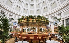 A bar area with a circular layout, surrounded by seating and plants. - NEW LISTING - Chic Apt in Central Cheltenham Free Permit Parking (Cheltenham)
