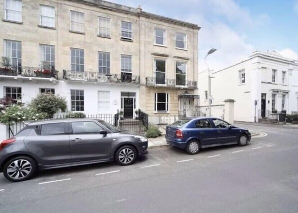 A street with two cars parked on the side. - NEW LISTING - Chic Apt in Central Cheltenham Free Permit Parking (Cheltenham)
