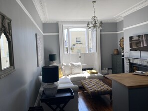 Télévision, cheminée