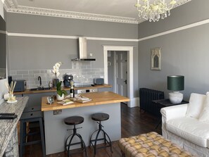 Interior - NEW LISTING - Chic Apt in Central Cheltenham Free Permit Parking (Cheltenham)