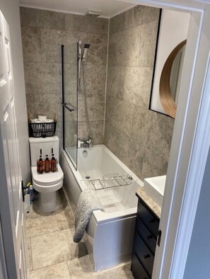 A bathroom with a bathtub, toilet, and shower. - NEW LISTING - Chic Apt in Central Cheltenham Free Permit Parking (Cheltenham)