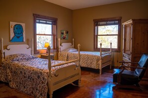 3 Schlafzimmer, Schreibtisch, Bügeleisen/Bügelbrett, Reisekinderbett