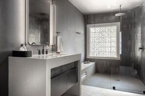 Bungalow Superior | Phòng tắm | Bồn tắm ngâm, vòi sen phun mưa, đồ dùng nhà tắm được thiết kế riêng 