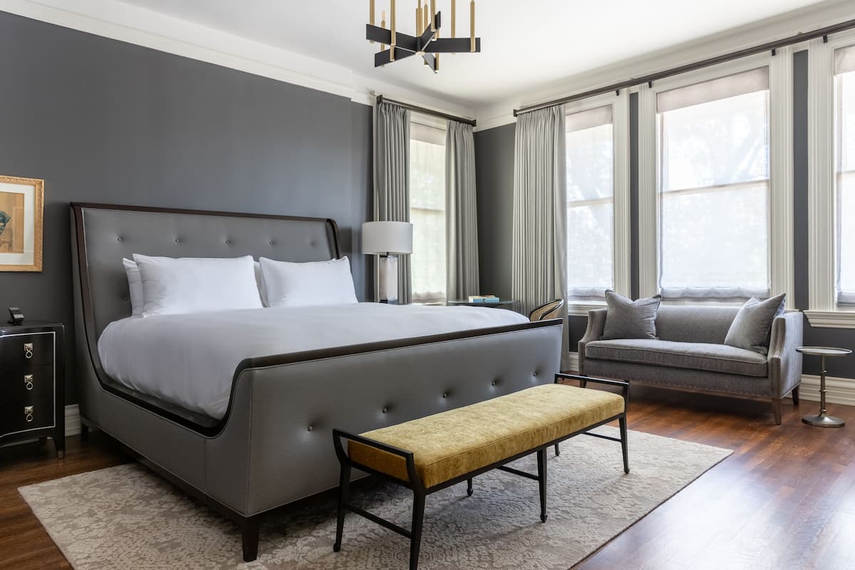 Chambre Signature, 1 trÚs grand lit, vue ville, niveau Exécutif | 1 chambre, literie de qualité supérieure, minibar