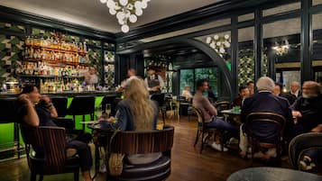 Serves breakfast, lunch, and dinner