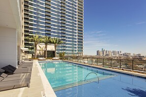 室外游泳池，提供日光浴躺椅