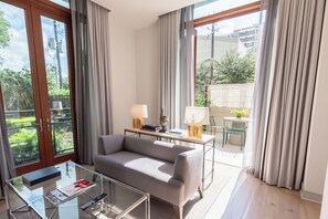 Premium Suite, 1 King Bed, Courtyard View, Tower | Premium bedding, minibar, in-room safe, desk - La Colombe d'Or Hotel (Houston)