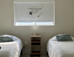 2 habitaciones, cortinas blackout y tabla de planchar con plancha
