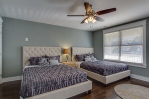 4 habitaciones, tabla de planchar con plancha y cuna de viaje 