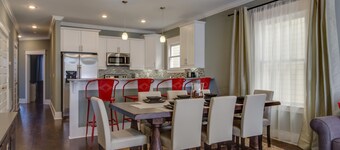 5 minuti a Downtown 4BR, 3. 5BA con 2 Master Suite! 2 unità disponibili (A & B)!
