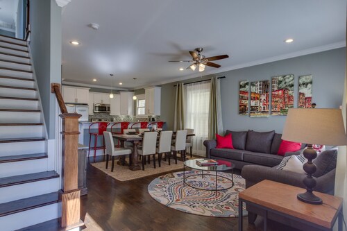 Licensed, 5 Min To Downtown 4BR, 3.5BA with 2 Master Suites