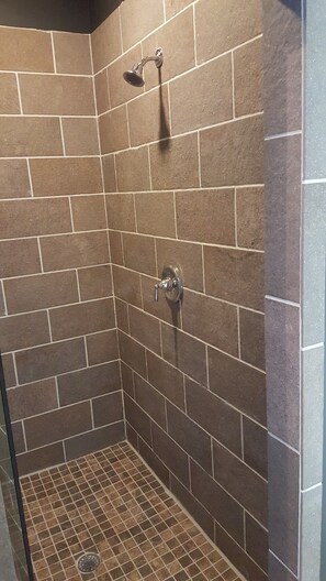 Bañera, secador de pelo, toallas, jabón