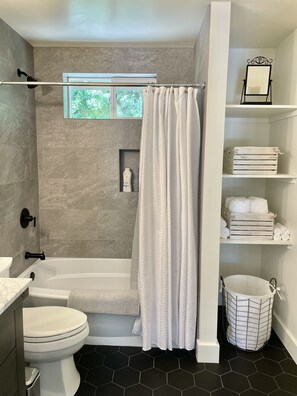 Badewanne, Haartrockner, Handtücher