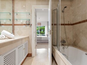 Badewanne, Haartrockner, Handtücher