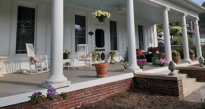 Victorian Spa EnSuite @ Nottingham PL, King Bed, Jacuzzi Near UVa-Wise & Main St