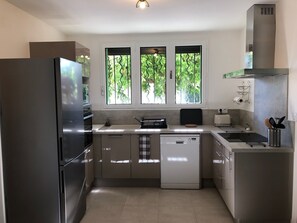 Réfrigérateur, micro-ondes, four, plaque de cuisson