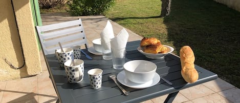 تناول الطعام بالخارج